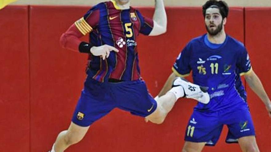 Pereiro observa un tiro de David Roca. |  // BARÇA HANDBOL