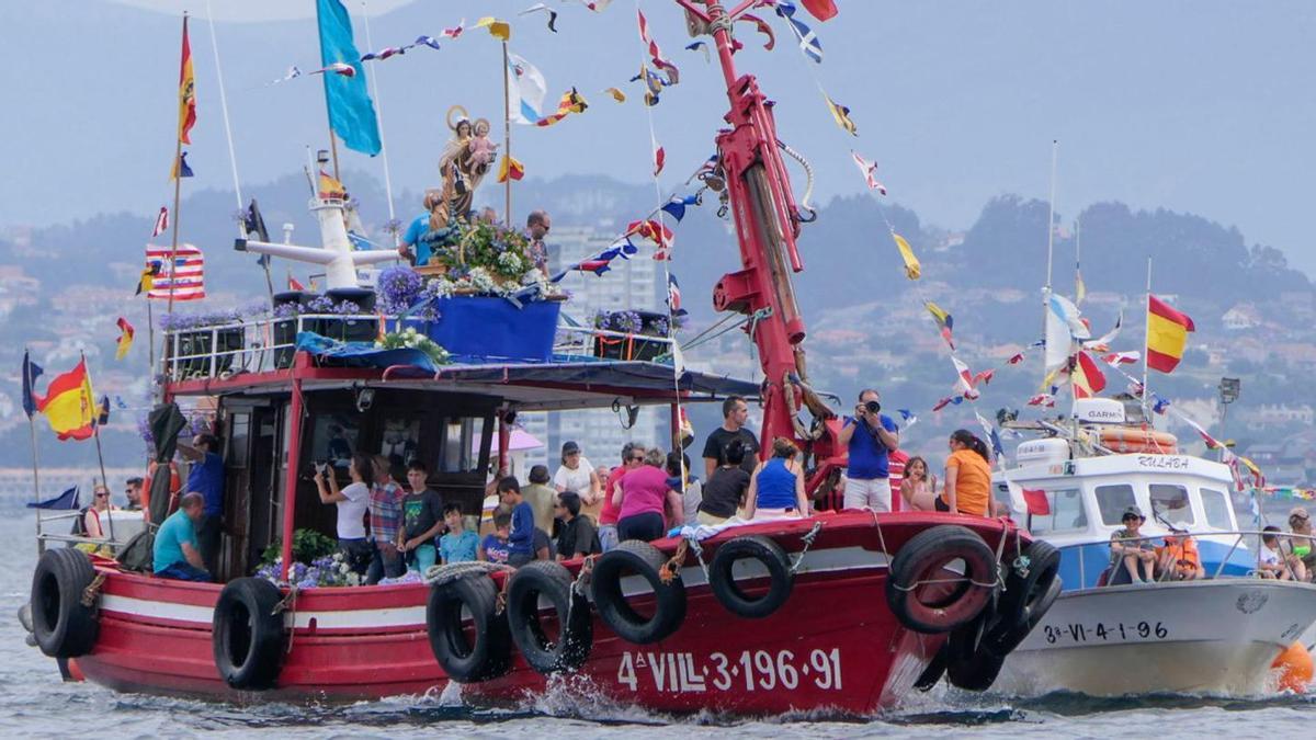 Última procesión marítima del Carmen en Cangas, con la Virgen a bordo del barco bateeiro “Araceli”.