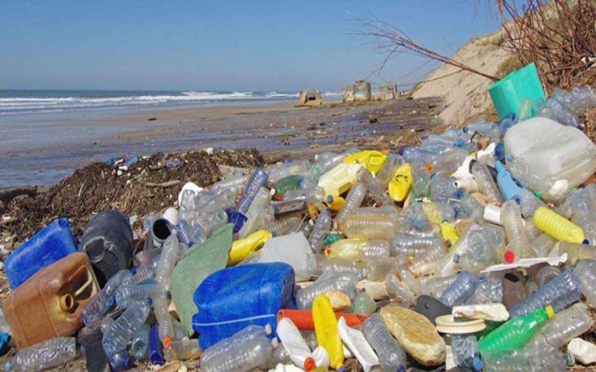 Basura y desechos plásticos se acumulan en las playas y oceanos.