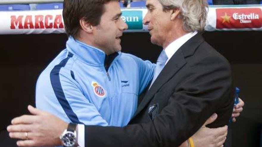 Manuel Pellegrini abraza a su homólogo del Espanyol, Mauricio Pochettino, antes del comienzo del partido.