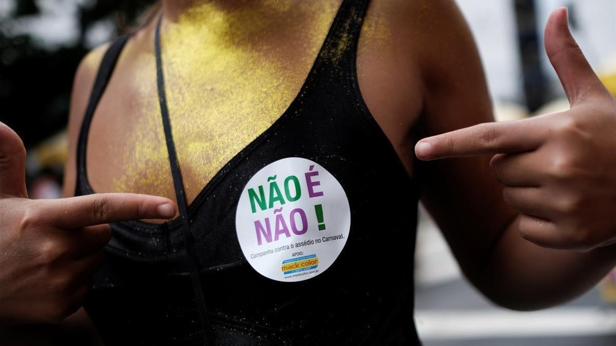 Una mujer muestra una pegatina en la que se puede leer 'No es no', este domingo, en Sao Paulo.