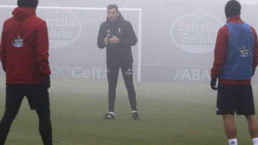 Juan Carlos Unzué habla con sus jugadores durante el entrenamiento de ayer en A Madroa. // Alba Villar