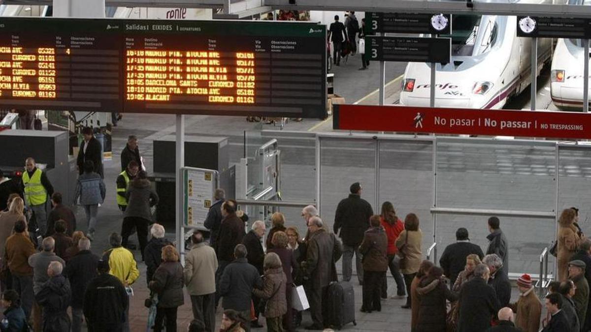 Renfe habilita alternatives per transportar els viatgers afectats per la suspensió de trens a València