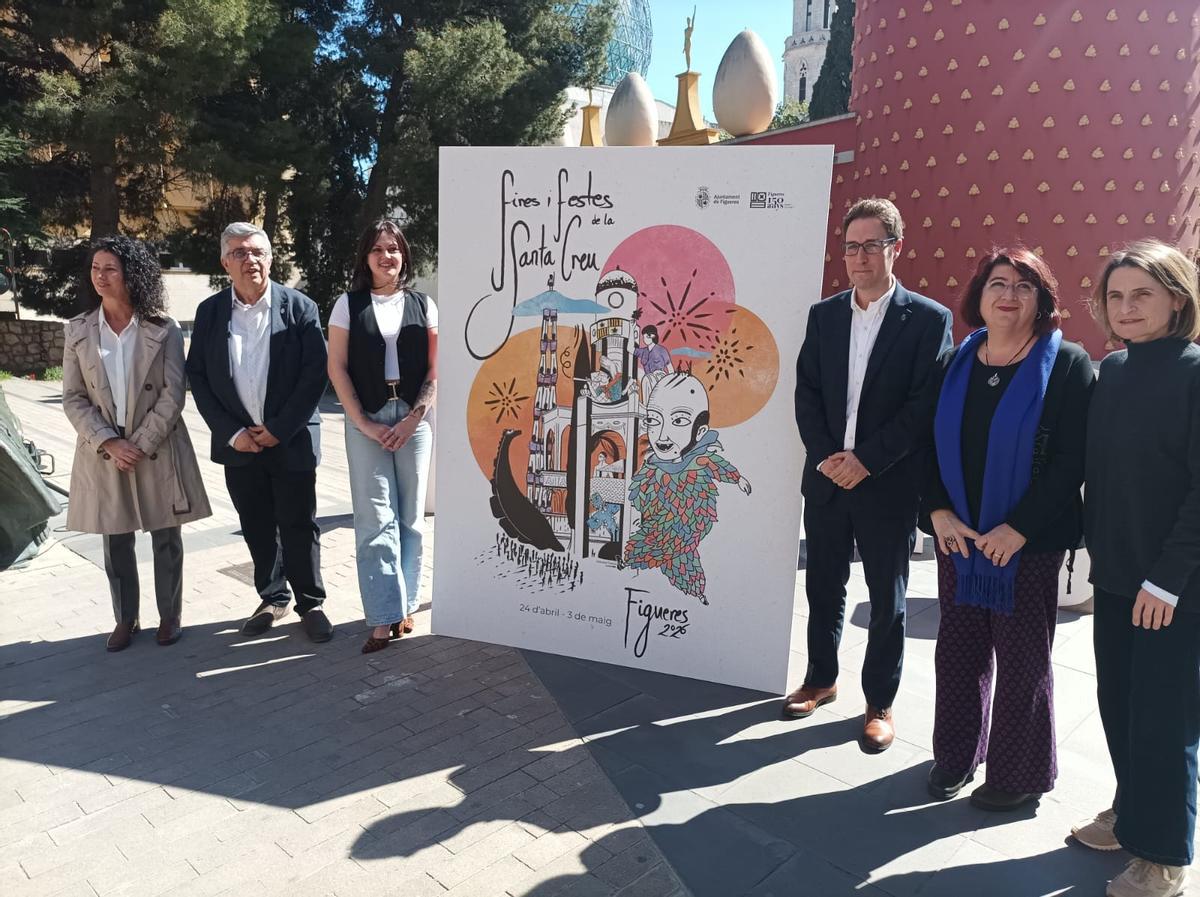 L'autora amb el cartell acompanyada per l'alcalde i els regidors presents.