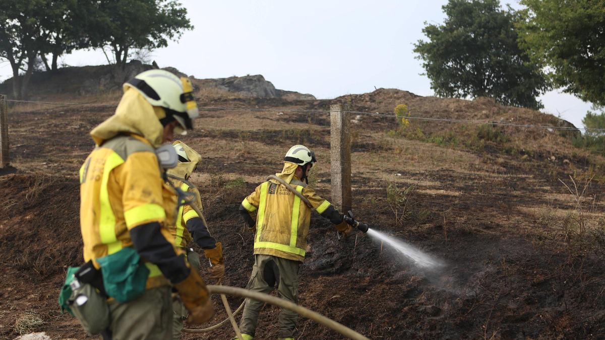 Labores de extinción en el incendio de Taboada.