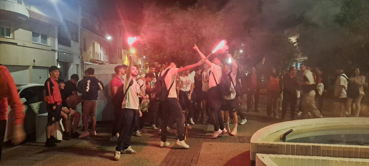 La UE Tavernes de la Valldigna celebra el histórico título de campeón de La Nostra Copa