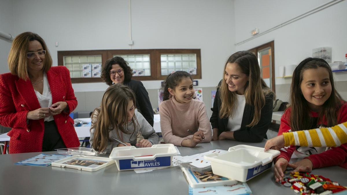 Taller de robótica de las alumnas del Colegio Llaranes