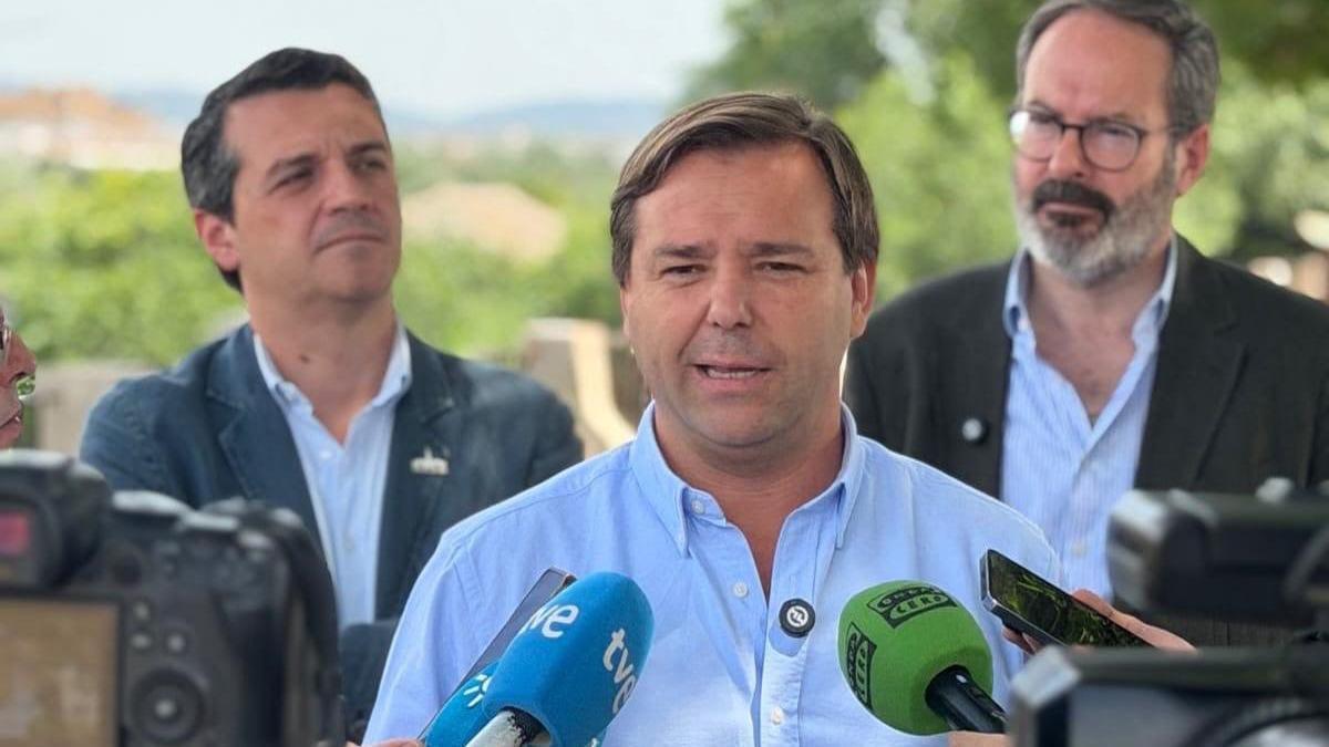 Antonio Repullo atiende a los medios de comunicación este lunes, acompañado por José María Bellido y Adolfo Molina.