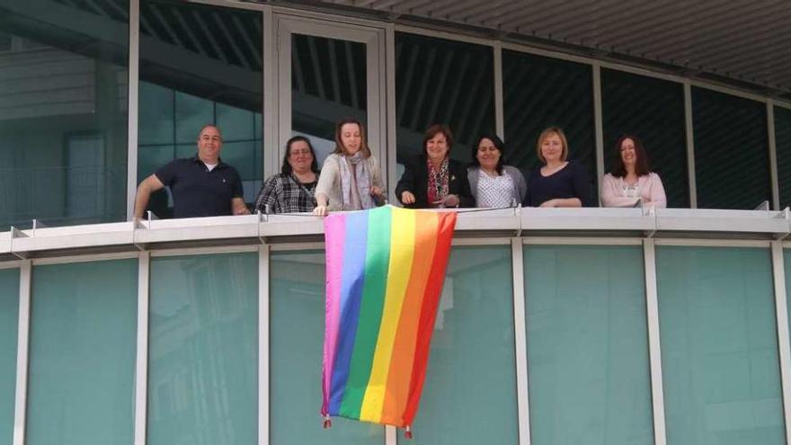 Autoridades y organizadores del curso, ayer, ondeando la bandera del arco iris en el Concello de Lalín.