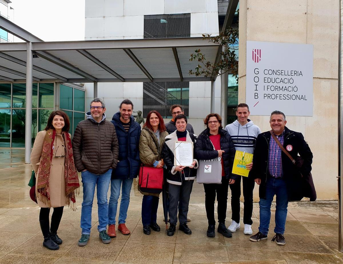 Los representantes sindicales que conforman la Junta de Personal Docente, frente a Educación