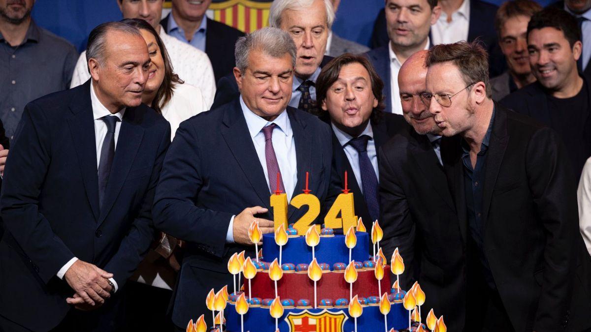 Joan Laporta con el pastel del aniversario del FC Barcelona