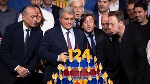 Joan Laporta con el pastel del aniversario del FC Barcelona