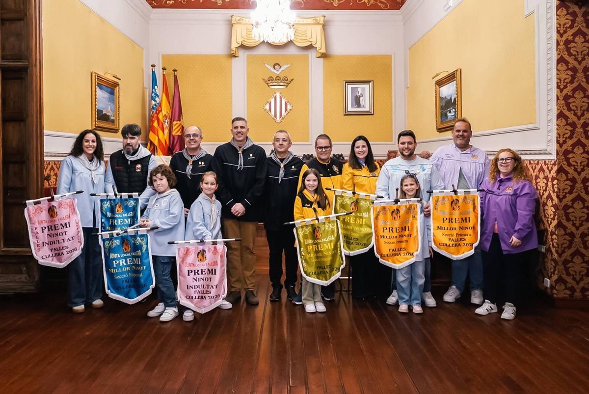 Entrega de banderines a las comisiones premiadas.
