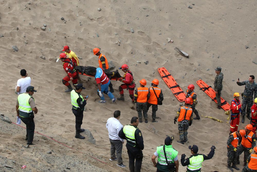 Un autobús cau per un barranc al Perú