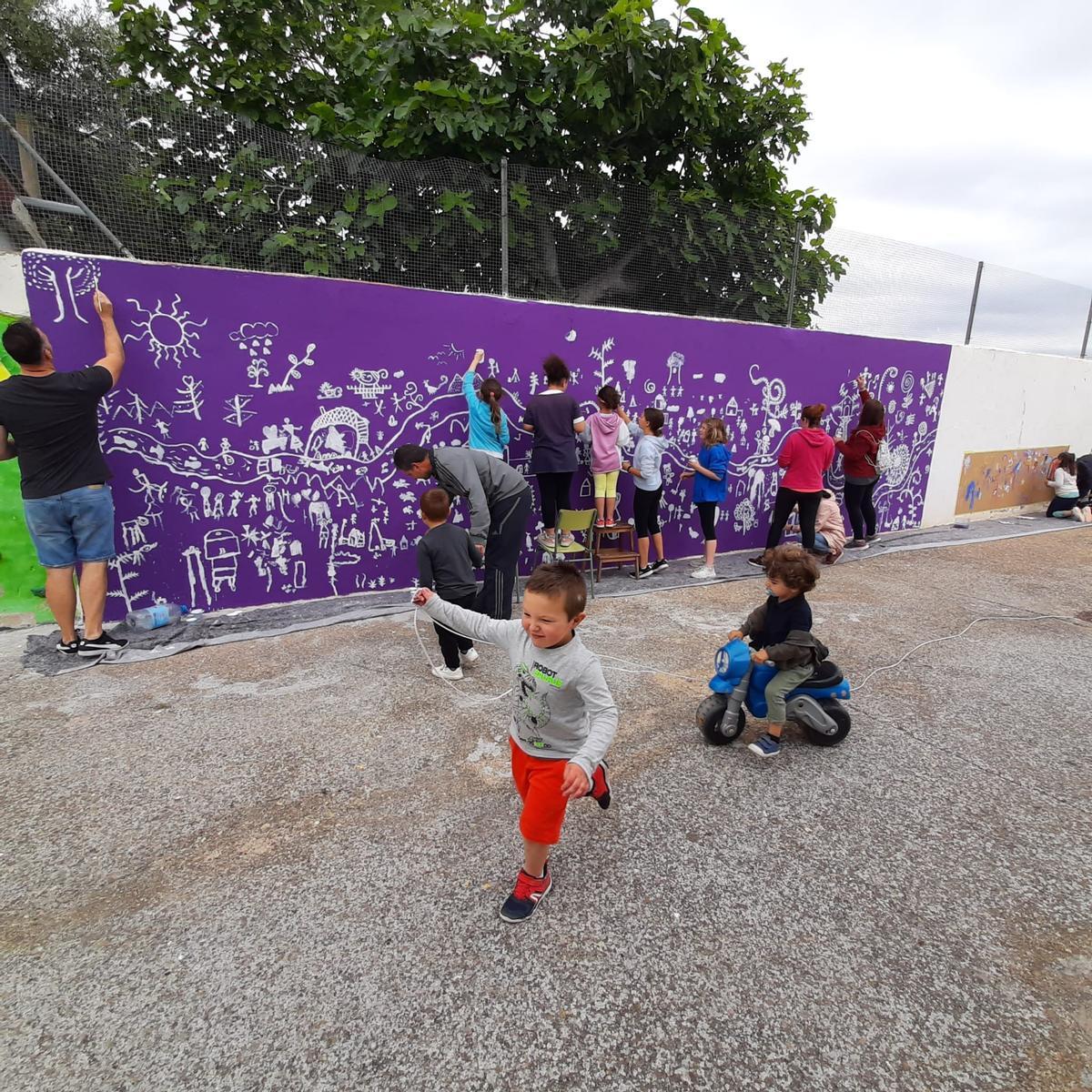 Alumnos del CRA María Moliner de El Burgo de Ebro pintan un mural