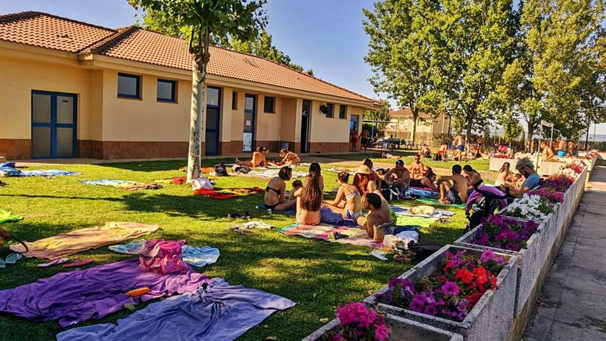 Varios bañistas, en la piscina de Rabanales. | Ch. S.