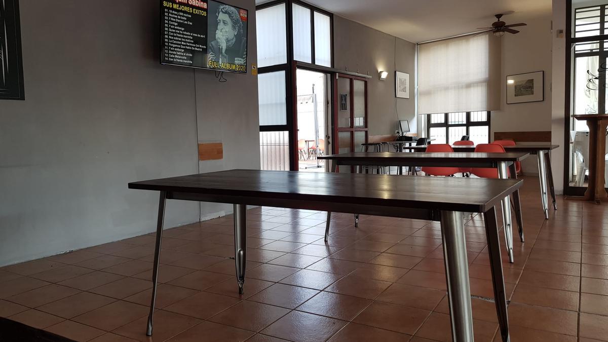 Los responsables del bar restaurante El Patronato vaciaron ayer los interiores para adaptarse a la nuevas restricciones