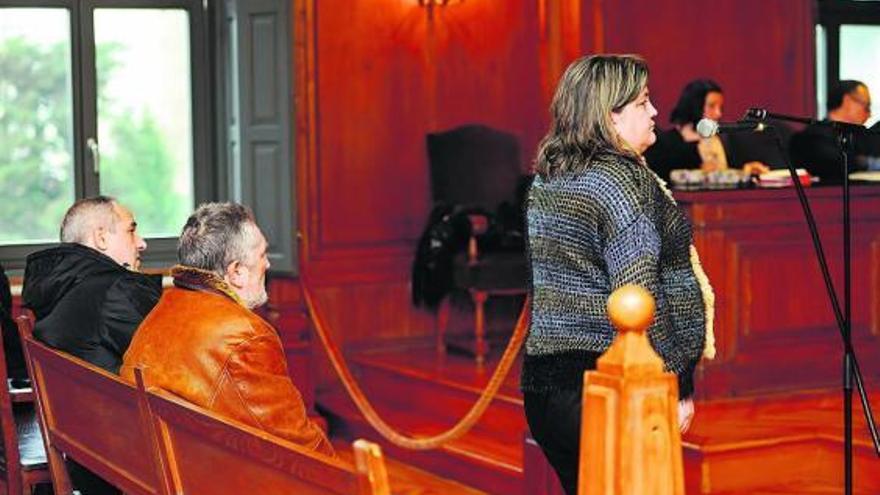 Albina V.R. presta declaración durante el juicio, en presencia de los otros dos acusados.  // Gustavo Santos