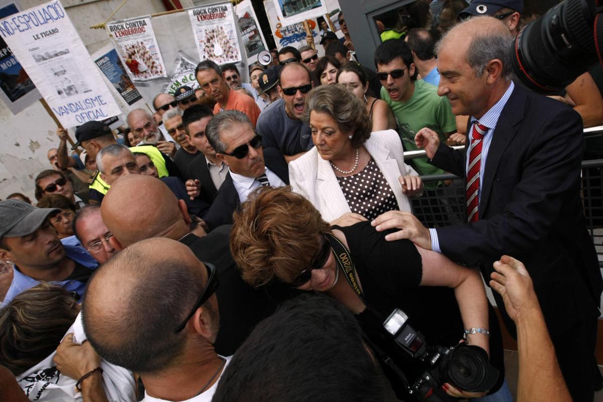 2007. Protesta vecinal rodea a Rita Barberá durante la inauguración de un parking en el Cabanyal. F. Montenegro
