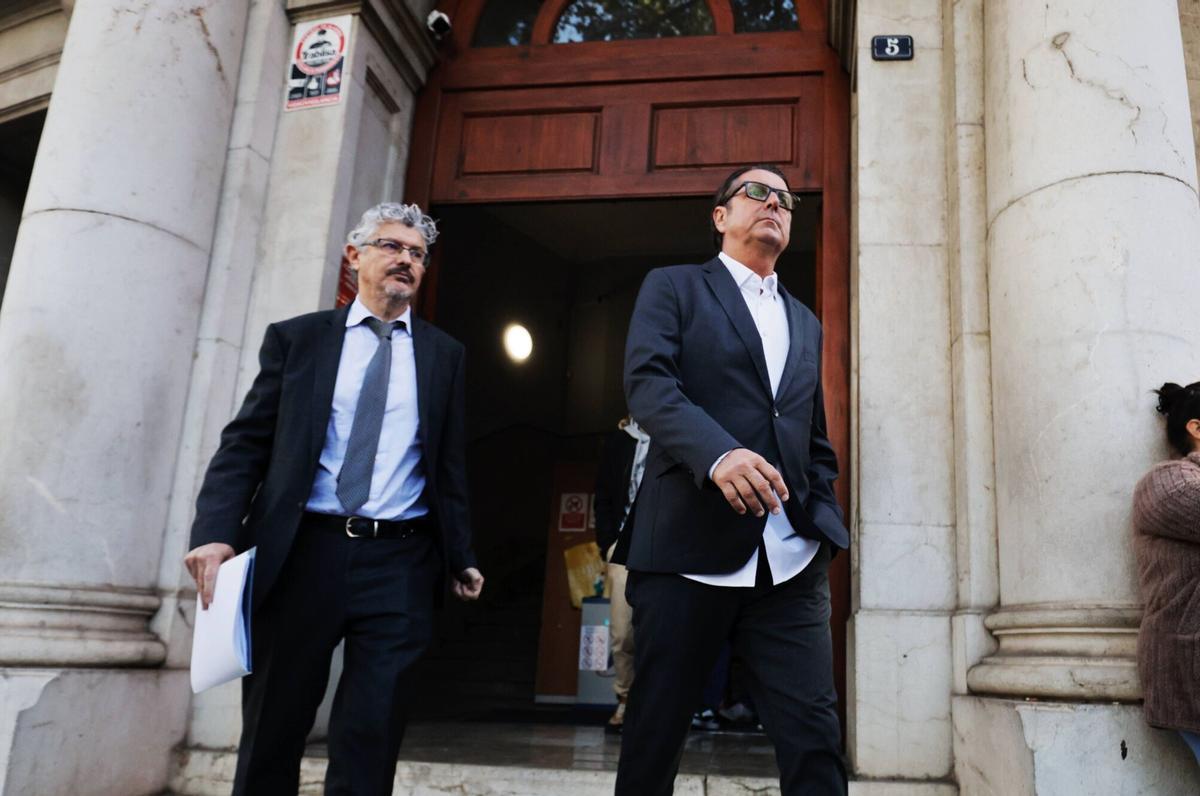 El dueño del Medusa Beach Club, Christian Arnsteiner (derecha), sale de los juzgados de Palma junto a su abogado Ángel Aragón.