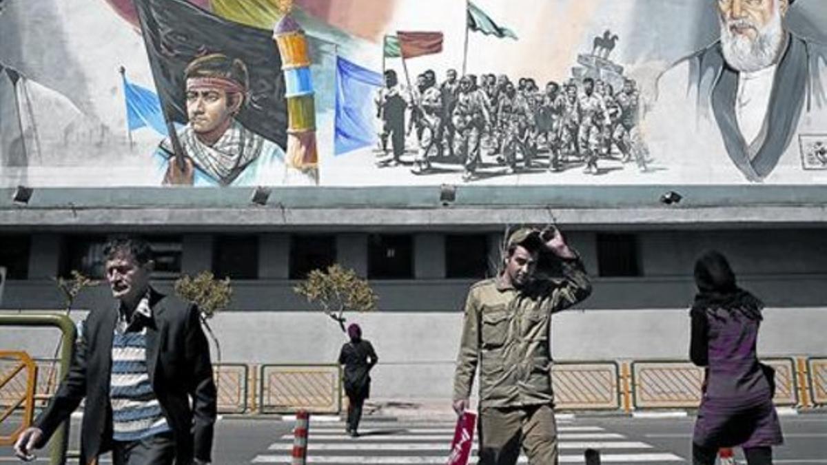 Un mural celebrando la Revolución iraní de 1979 preside una calle del centro de Teherán.