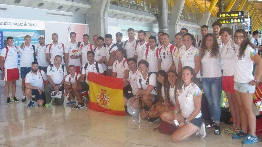 La delegación española posa para las cámaras en el aeropuerto Adolfo Suárez-Barajas.