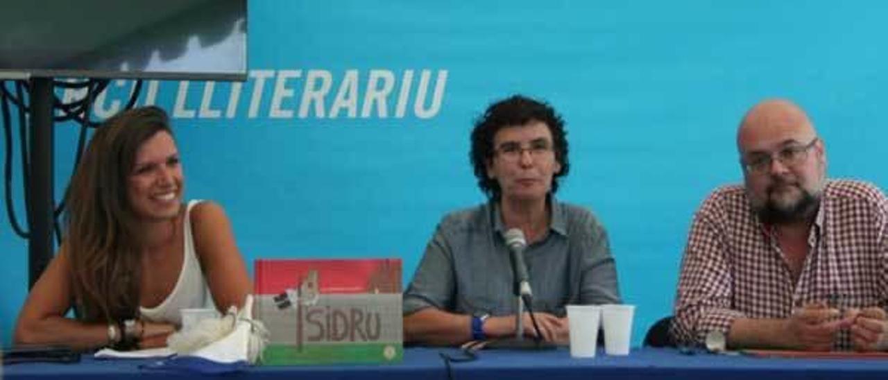 Carla Menéndez, primera pela esquierda, xunto a la editora Esther Prieto y l&#039;etnógrafu Berto Peña.