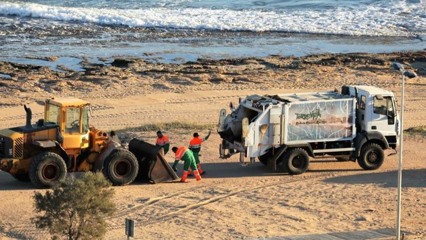 Imagen del servicio de limpieza de playas, incluido en la prestación actual de Acciona/FOTO JOAQUíN CARRIÓN