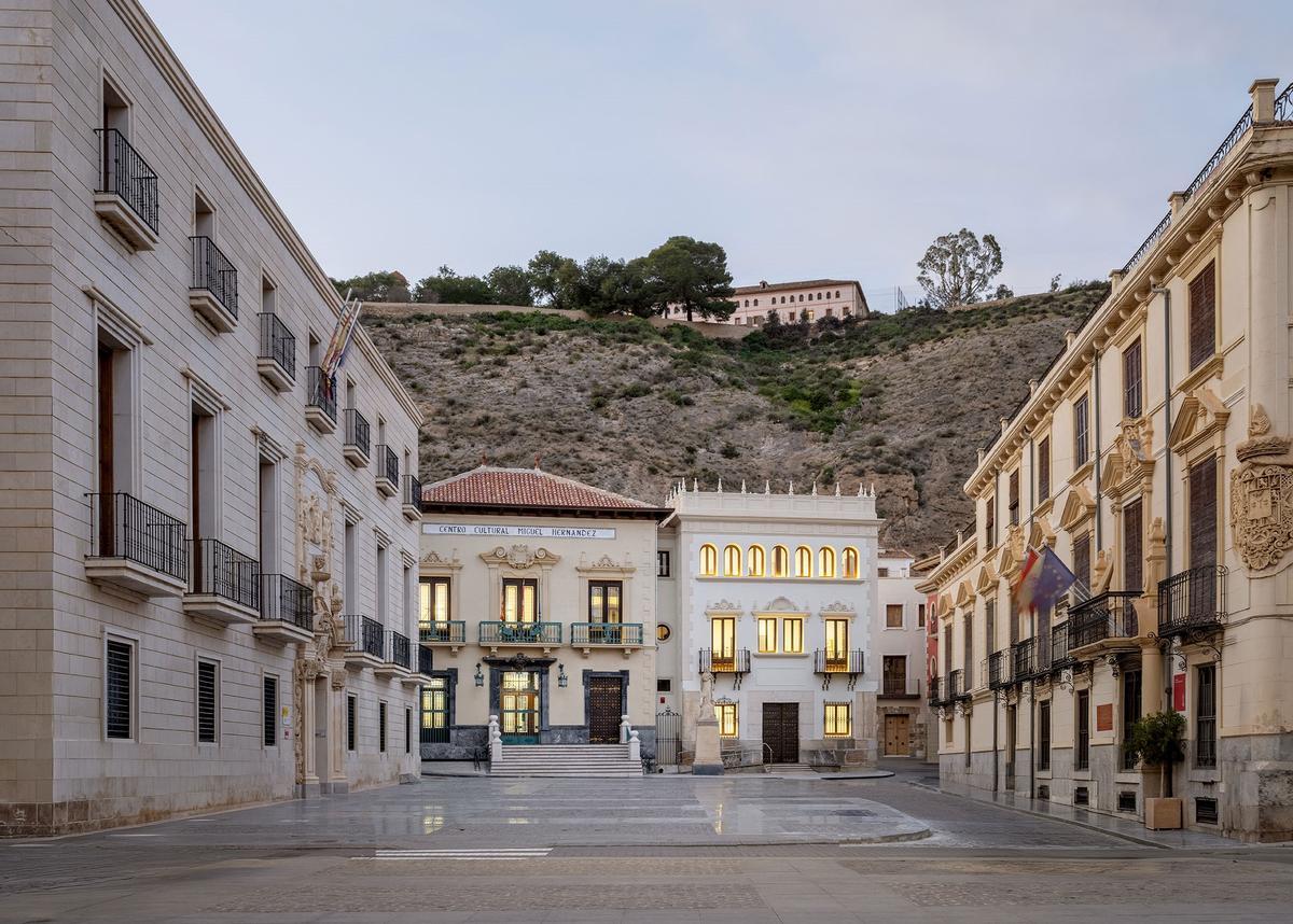 El edificio, al fondo, en la plaza Ramón Sijé