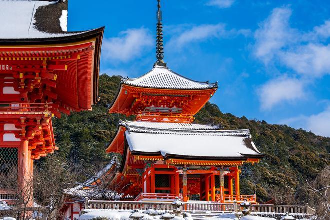 Visitar kioto en invierno te permitirá ver los templos nevados.