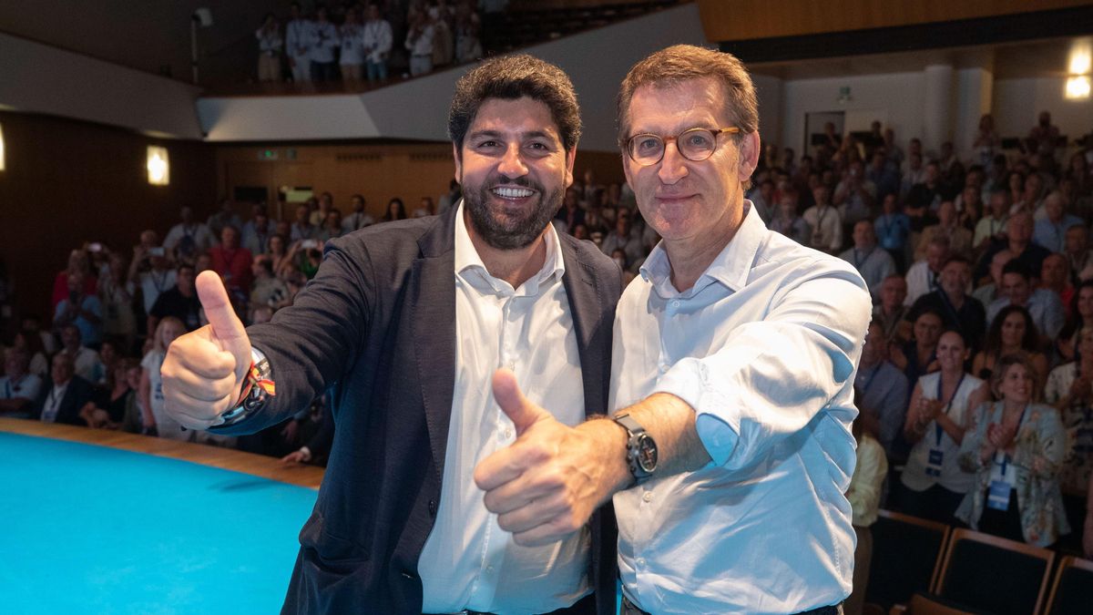 El presidente del Partido Popular Alberto Nuñez Feijó (d) y el presidente del partido en Murcia Fenrnado López Miras.