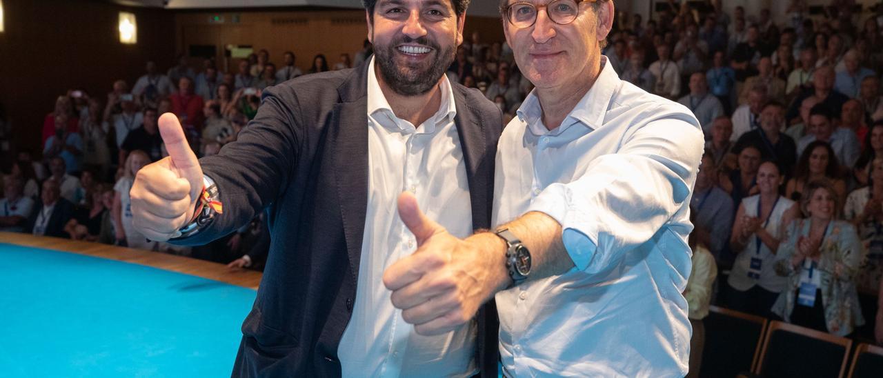 El presidente del Partido Popular Alberto Nuñez Feijó (d) y el presidente del partido en Murcia Fenrnado López Miras.