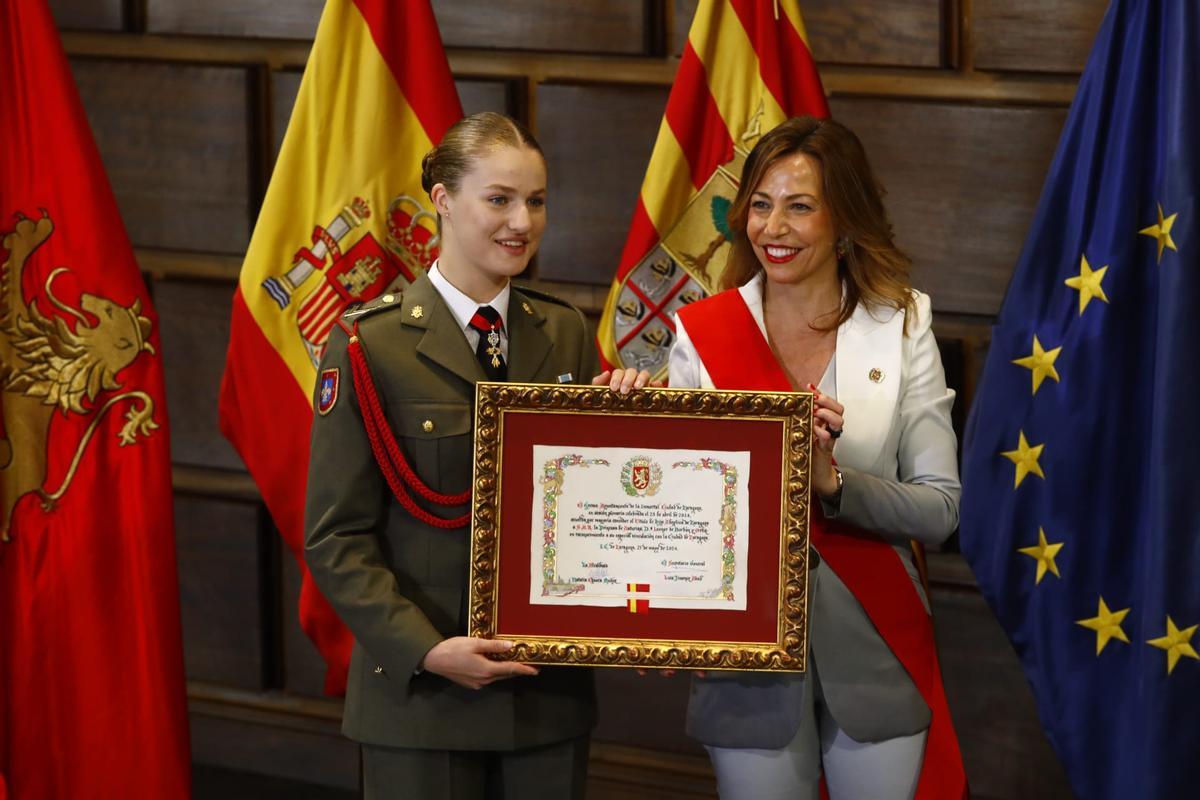 La princesa Leonor posa con el título de Hija Adoptiva de Zaragoza junto a Natalia Chueca