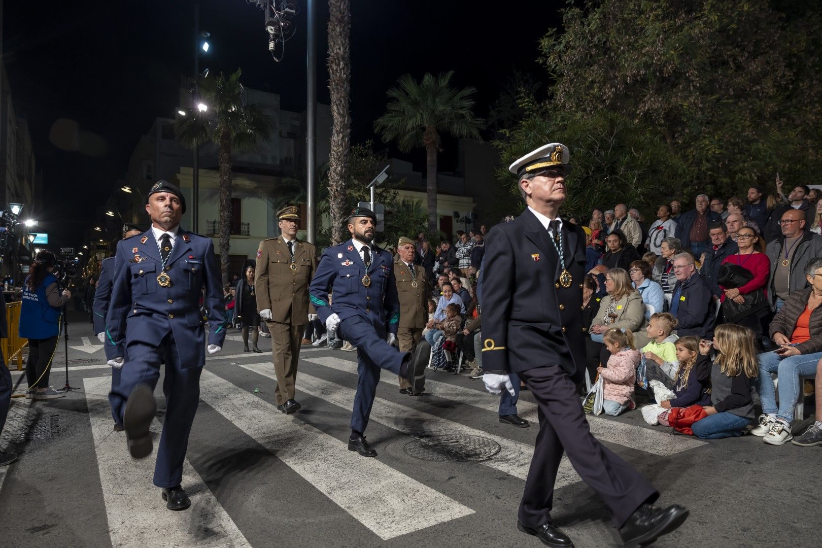 Las quince cofradías de la Semana Santa de Torrevieja recorrieron las calles en Viernes Santo