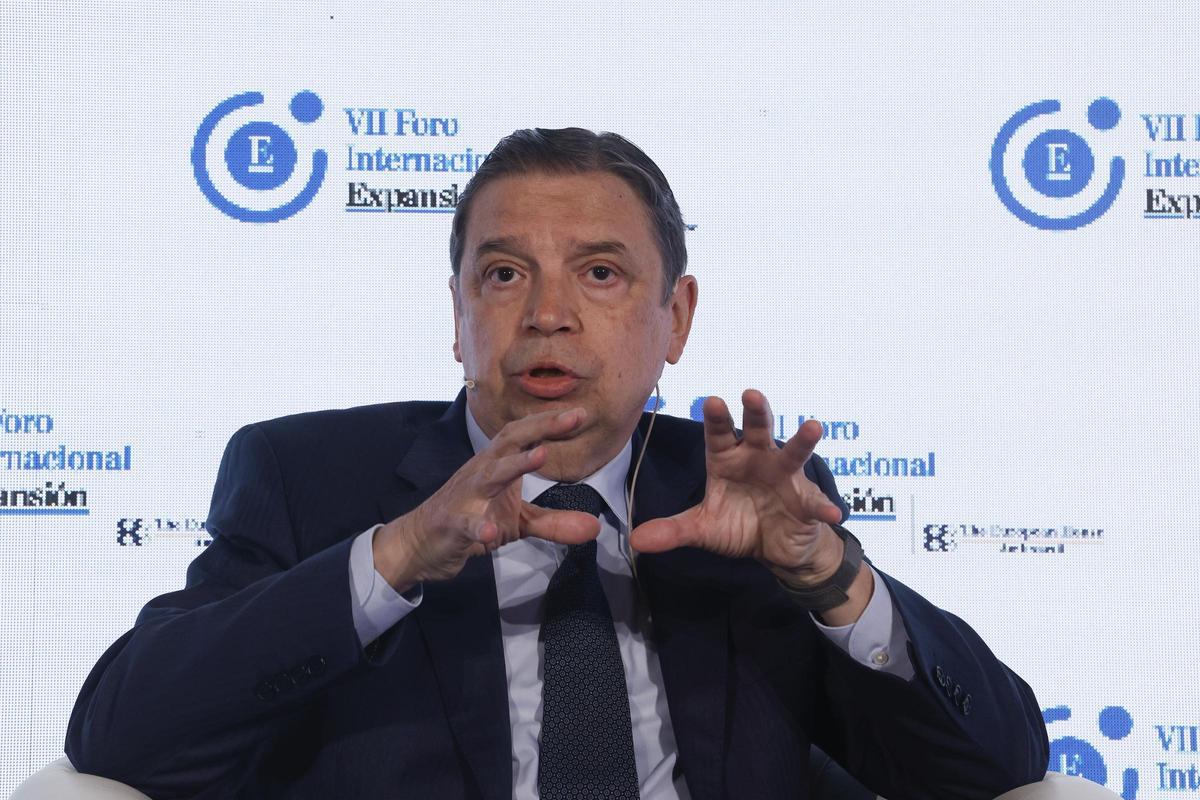 El ministro Agricultura,  Luis Planas, defiende la necesidad de compatibilizar los caudales ecológicos con las necesidades del regadío.