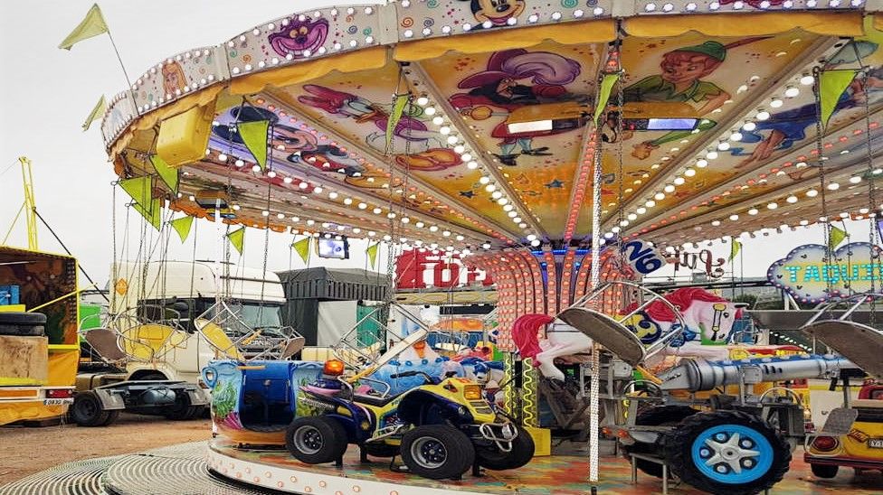 Un carrusel de la feria de atracciones de la Fiesta Mayor de Santa Coloma de Gramenet.