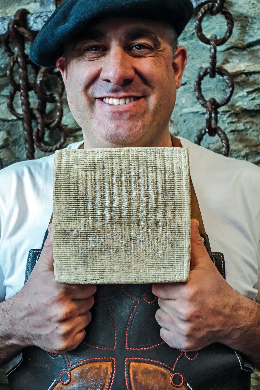 Toño Tarrau en su quesería de Bagergue.