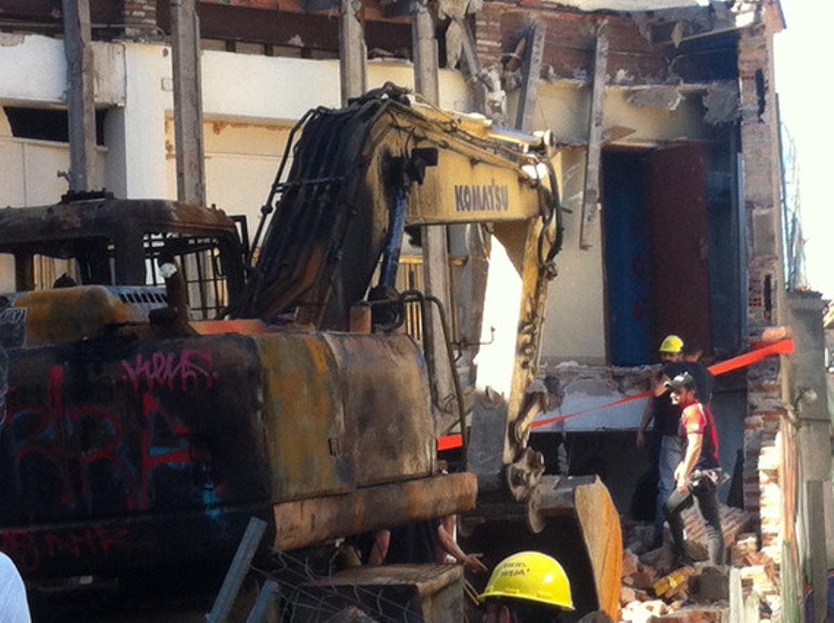 Aspecte de l’excavadora cremada a Can Vies, aquest dissabte.