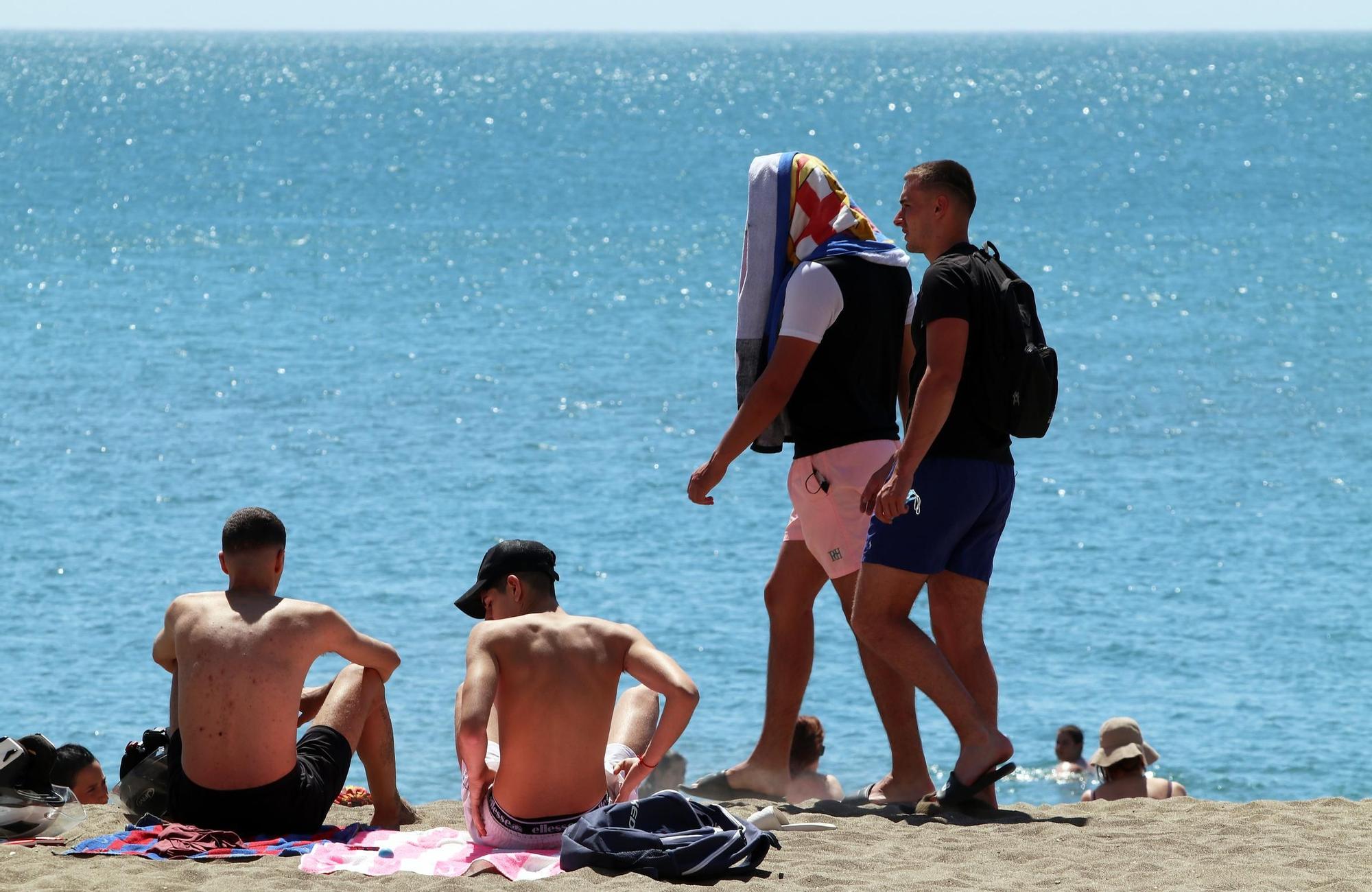 El buen tiempo y el calor llenan las playas de Málaga