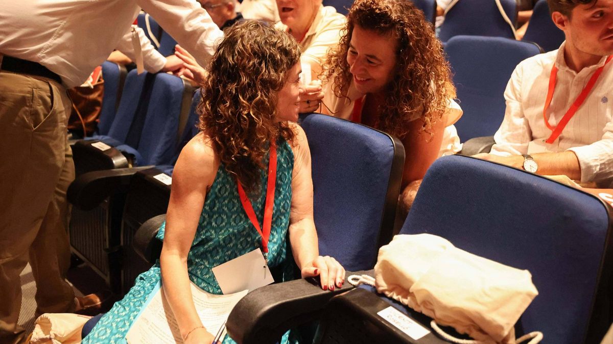 Rosario Sánchez conversa con Pilar Costa momentos antes del inicio del congreso socialista.