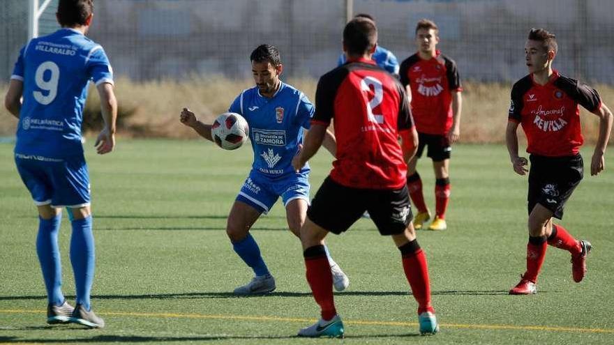 Viti intenta controlar el balón en el centro del campo.