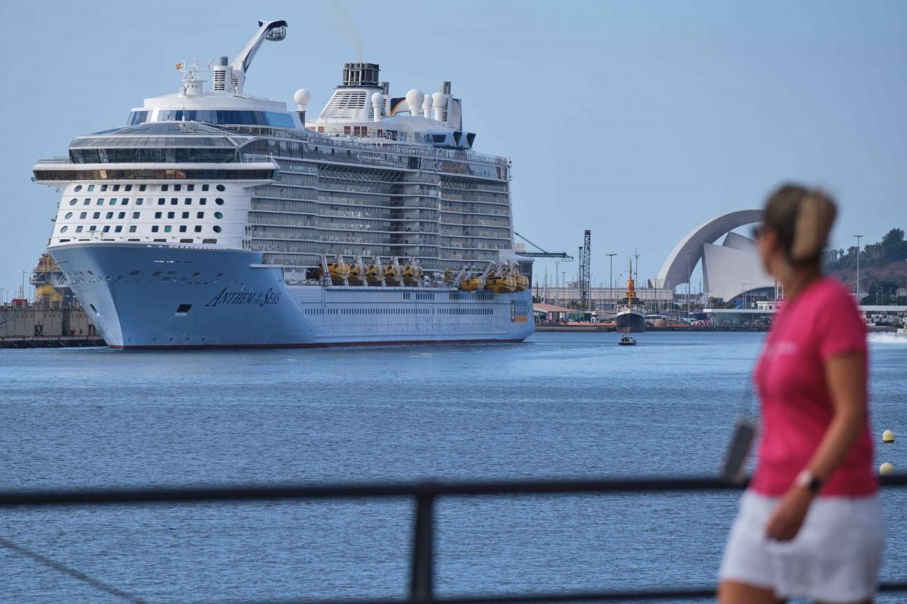 Atraque del crucero Anthem of the Seas en el Puerto de Santa Cruz