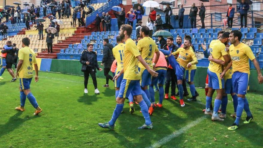 Celebración de la victoria del Orihuela en Los Arcos, ayer, con el gol de penalti de Rafita en la prolongación.