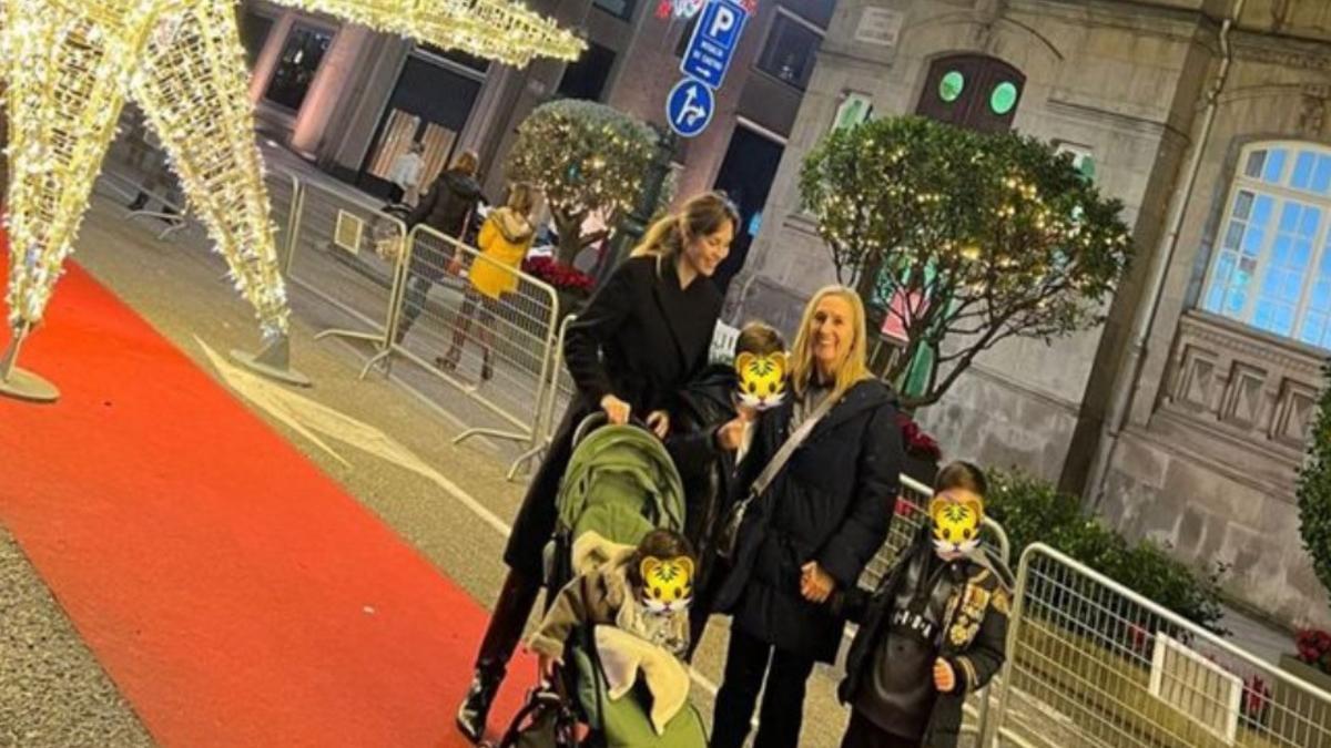 Jéssica Bueno con su exsuegra y sus tres hijos, en Vigo.