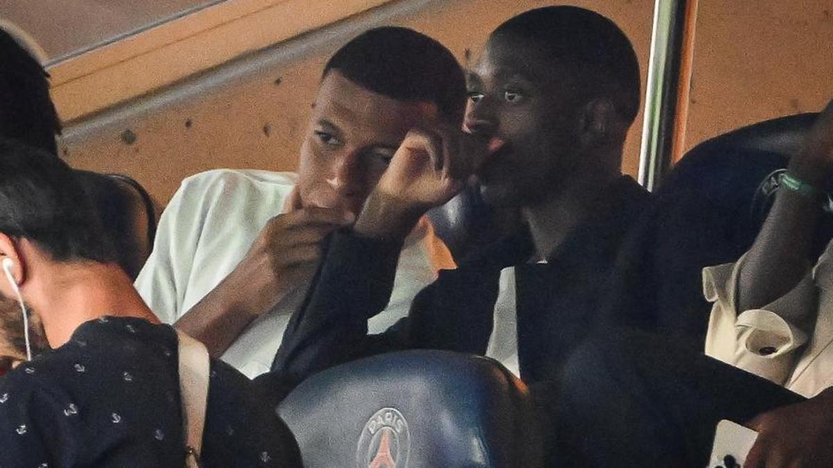 Kylian Mbappé y Ousmane Dembélé, en el palco del Parque de los Príncipes durante el PSG-Lorient.