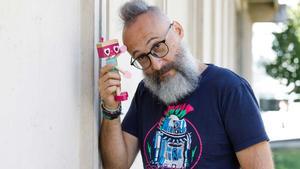El filósofo computacional Jordi Vallverdú, con su camiseta del robot R2-D2 punk.