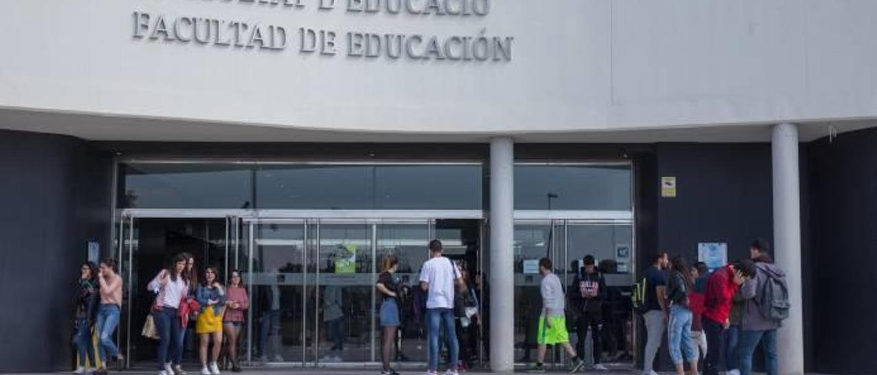 Estudiantes de la Facultad de Educación de la Universidad de Alicante a las puertas de las instalaciones.