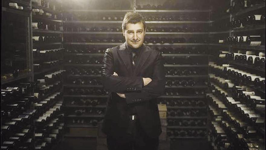 El sumiller Josep Roca, en la bodega del restaurante El Celler de Can Roca, que guarda 40.000 botellas de vino.