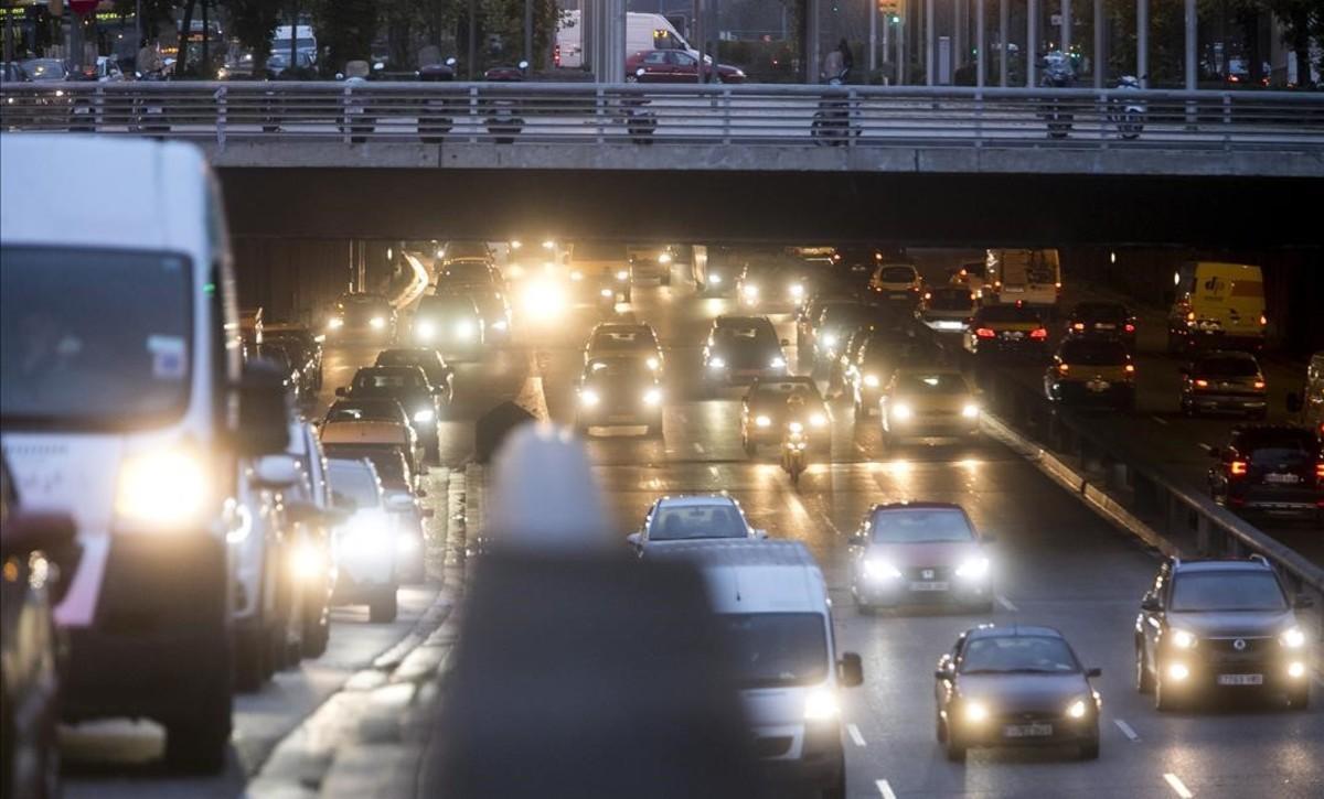 Embotellamiento de coches en los accesos a Barcelona, el pasado noviembre.