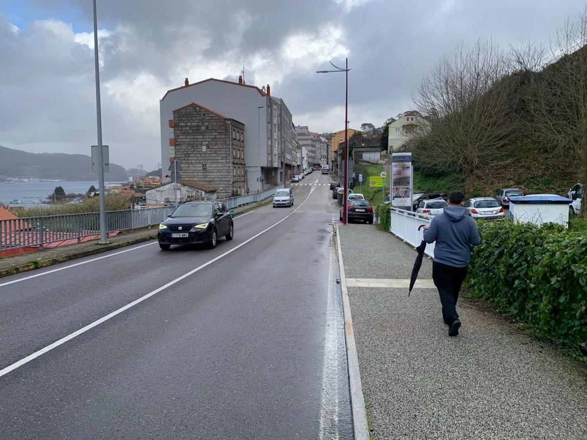 Acceso a Chapela por las nuevas aceras de la Avenida de Galicia desde Vigo.